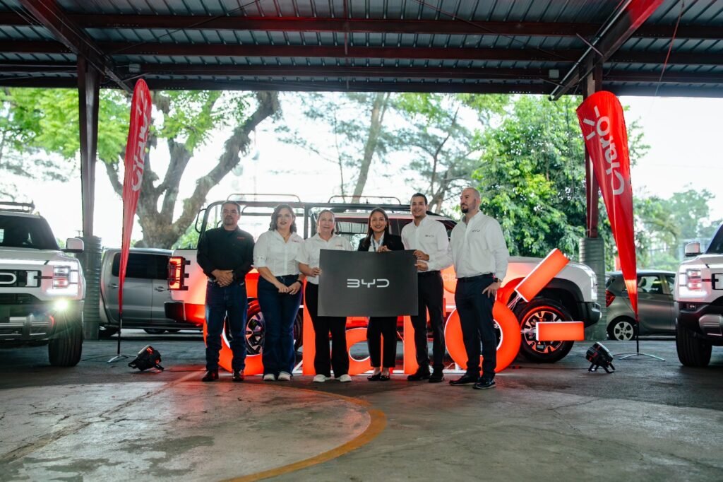 Claro avanza hacia la movilidad sostenible con la incorporación de vehículos híbridos BYD 1 WhatsApp Image 2026 06 01 at 10.43.41 AM