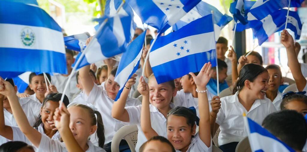 Estudiantes de doble nacionalidad reciben paquetes escolares del Gobierno en Morazán 3 WhatsApp Image 2026 06 02 at 11.07.44 AM