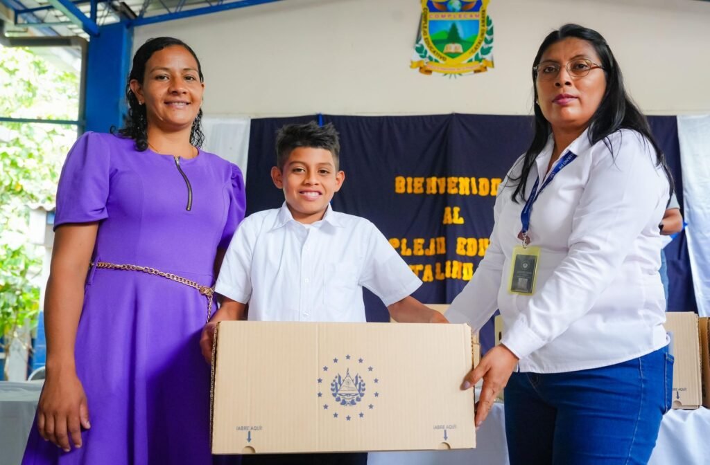 Estudiantes de doble nacionalidad reciben paquetes escolares del Gobierno en Morazán 2 WhatsApp Image 2026 06 02 at 11.07.45 AM 1