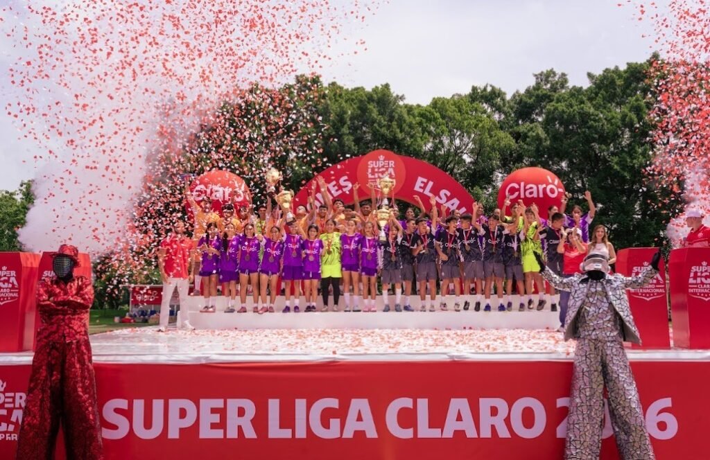 El Salvador celebra a sus Campeones de la Super Liga Claro 2026 1 WhatsApp Image 2026 06 22 at 7.25.21 AM