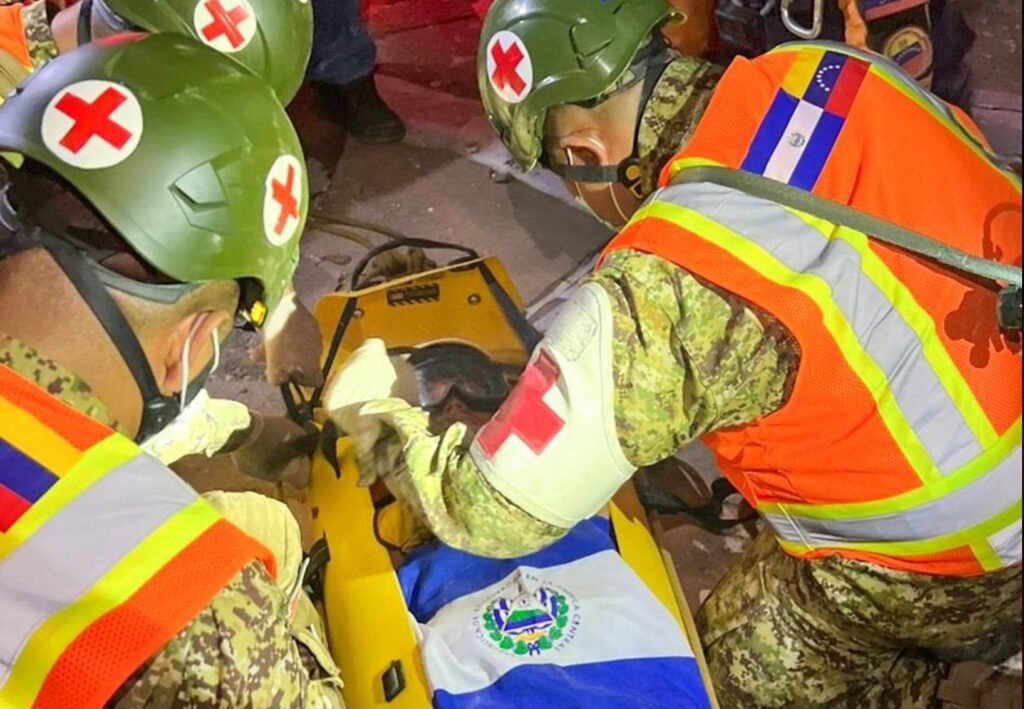 Rescatistas salvadoreños salvan a una adolescente atrapada bajo escombros en Venezuela 1 cats 46