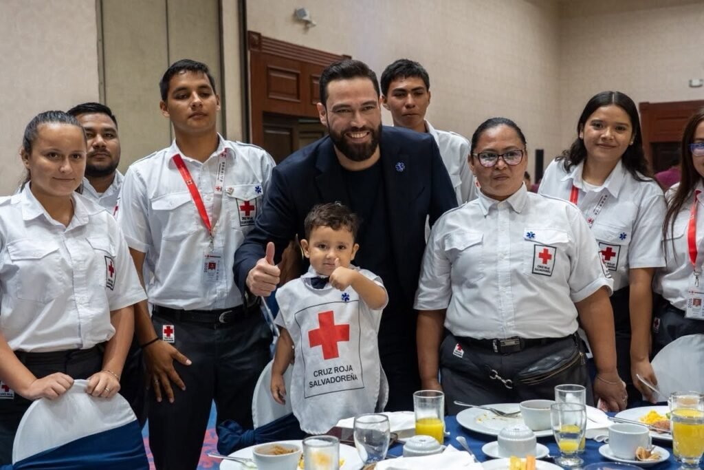 Mario Durán reconoció la labor de los paramédicos y voluntarios en su día 1 dfasdfasdfasdfsdf