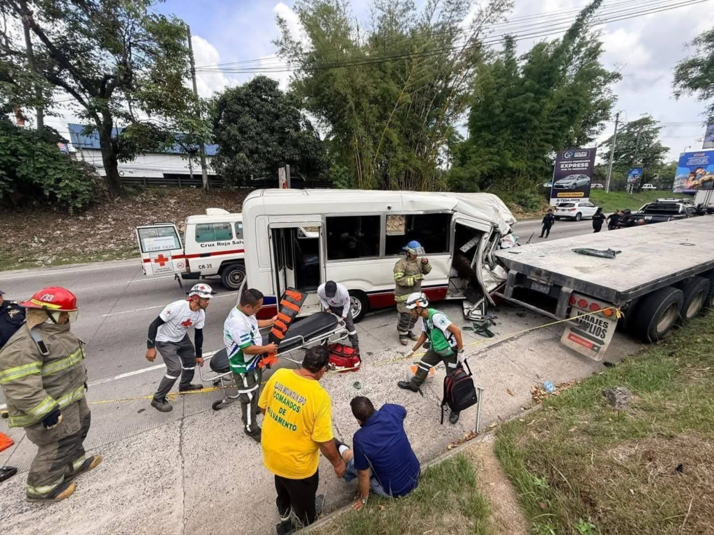 Trágico accidente de tránsito deja una mujer fallecida y ocho lesionados en Santa Tecla 1 image 6