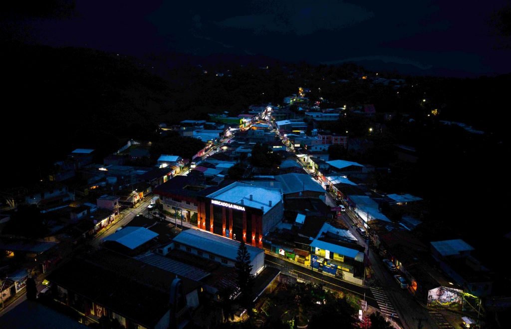 La Dirección de Obras Municipales transforma el comercio local con diez nuevos mercados y plazas en El Salvador 7 1 1 1024x659 1