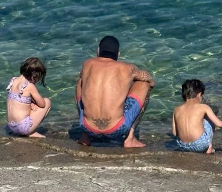 Ricky Martin combina su gira de conciertos en Europa con unas entrañables vacaciones junto a sus hijos 2 cats 24