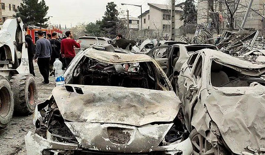Estados Unidos lanza masivos ataques contra noventa objetivos militares en territorio de Irán 1 cats 33