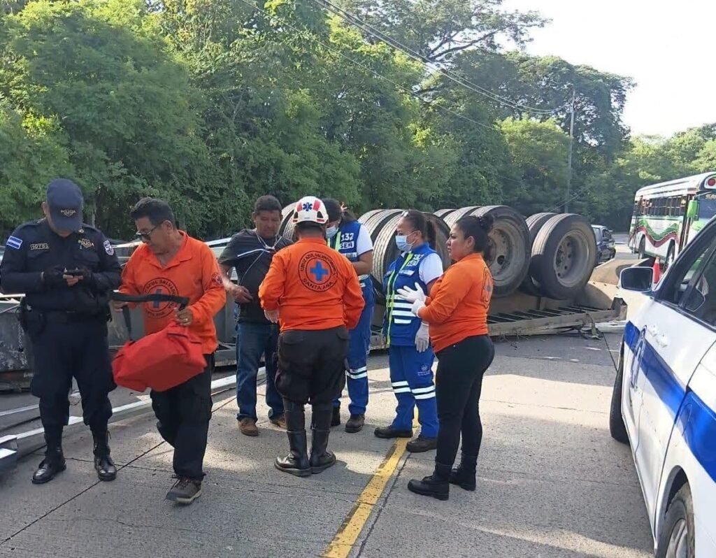 Cuatro personas resultan lesionadas tras la volcadura de una rastra en la carretera hacia Metapán 1 cats 55