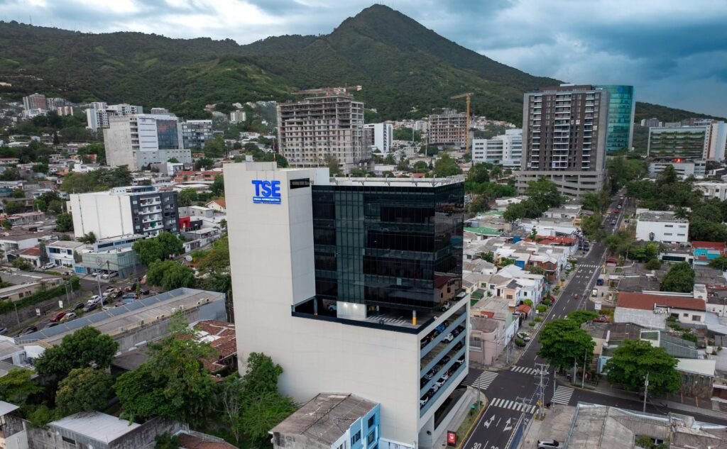 Más de 968,400 salvadoreños en el exterior están aptos para votar por internet en los próximos comicios 1 cats 58