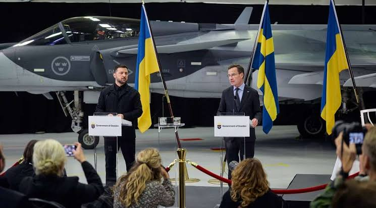 Ucrania firma histórico acuerdo para adquirir 16 modernos cazas suecos Gripen 1 image 10