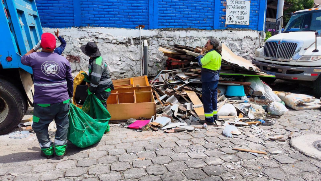 Alcaldía de San Salvador Centro realiza jornada de limpieza en la comunidad Las Palmas, retira muebles y residuos voluminosos 2 image 105