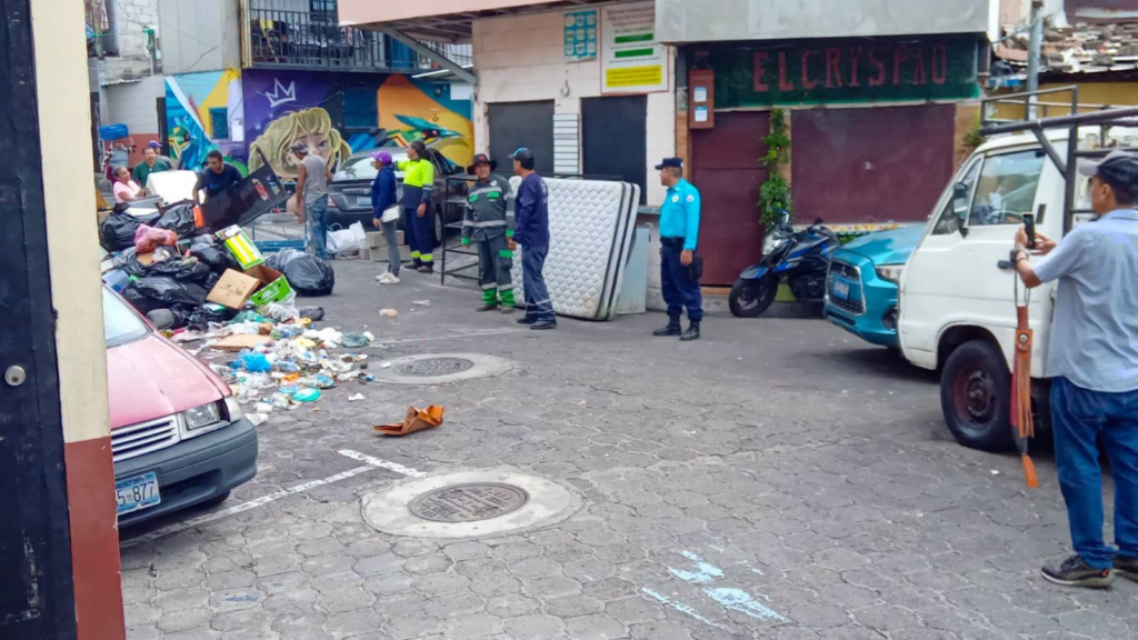 Alcaldía de San Salvador Centro realiza jornada de limpieza en la comunidad Las Palmas, retira muebles y residuos voluminosos 1 image 106