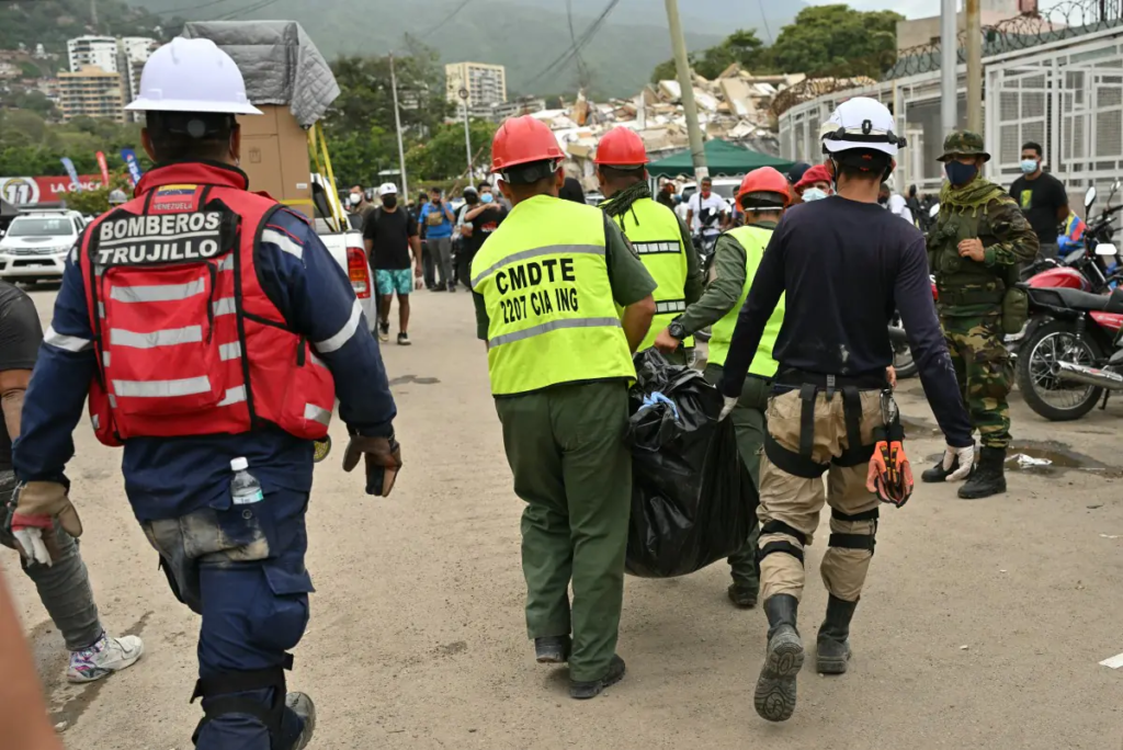 Crece la desesperación en Venezuela por la lenta recuperación de cuerpos tras el sismo 1 image 107