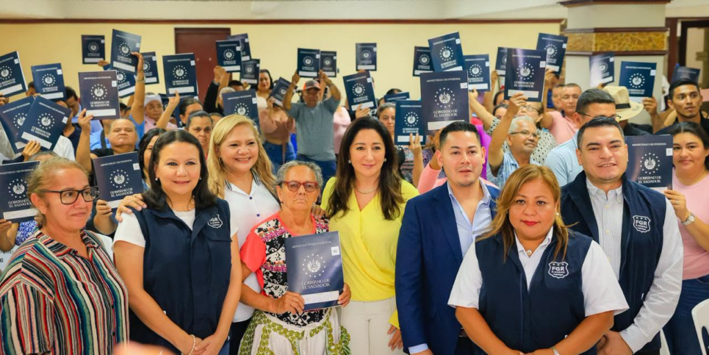 Gobierno entrega escrituras de propiedad a familias afectadas por la estafa de la Corporación Argoz 1 image 108