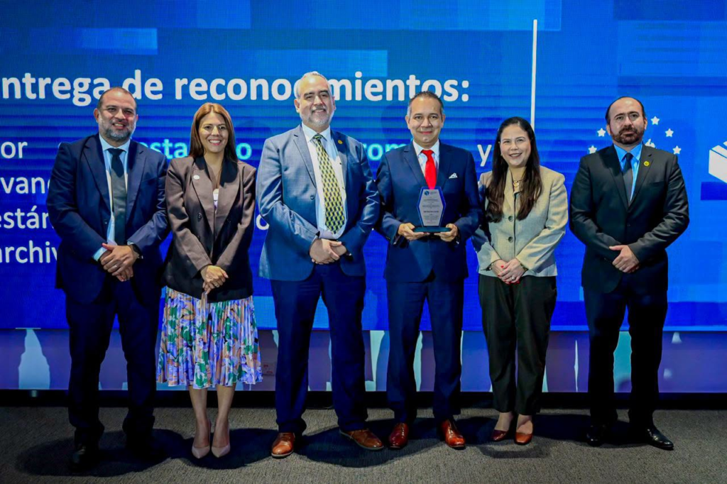 El IAIP premia la gestión documental en el Día del Archivista Salvadoreño 1 image 109