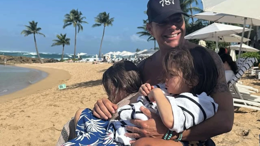 Ricky Martin combina su gira de conciertos en Europa con unas entrañables vacaciones junto a sus hijos 1 image 175
