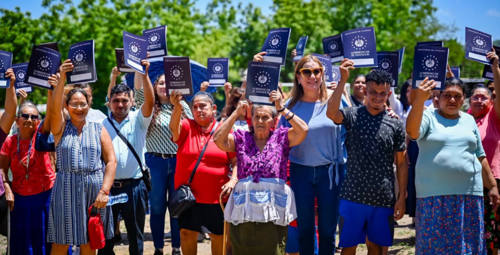 El Gobierno de El Salvador entrega escrituras de propiedad a más de treinta familias en Yayantique, La Unión 1 image 185