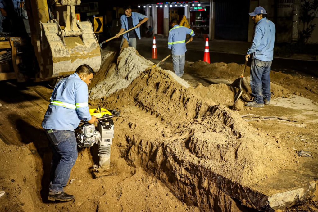 Las cuadrillas de ANDA trabajan en horario nocturno para reparar una fuerte fuga de agua potable en el bulevar Los Próceres 1 image 186
