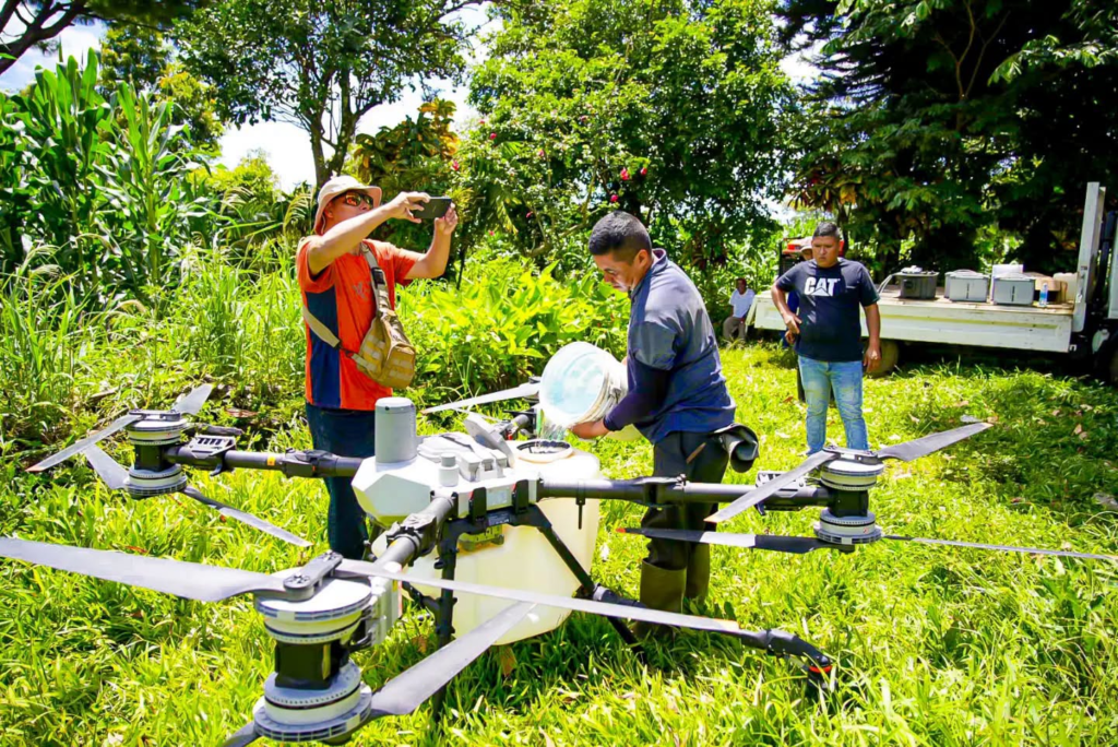 El alcalde de Santa Ana Centro, Gustavo Acevedo moderniza el campo mediante el uso de drones agrícolas 1 image 190