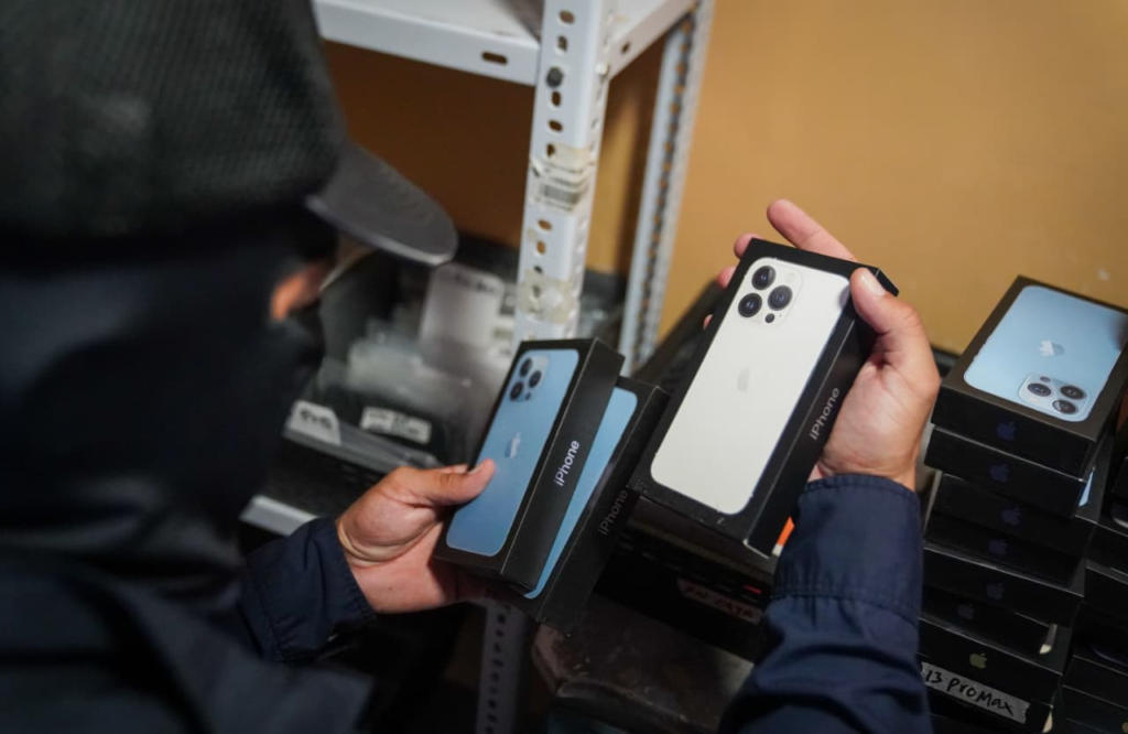 La Fiscalía General de la República desarticula una red de contrabando de celulares de alta gama y consolas de videojuegos 2 image 201