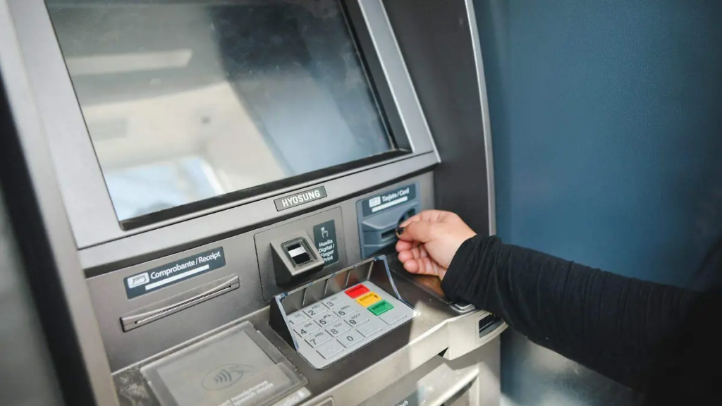 Alerta bancaria por nuevas modalidades de fraude y robo de datos en cajeros automáticos 1 image 256