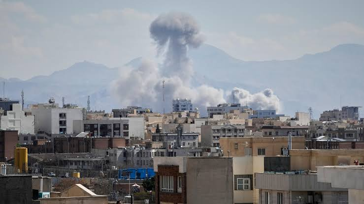 Estados Unidos ejecuta una nueva ola de bombardeos contra objetivos militares en Irán por tercera noche consecutiva 1 image 260