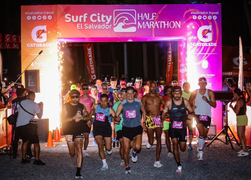 Cientos de corredores se reúnen en Punta Roca para disputar el Surf City El Salvador Half Marathon 1 image 345