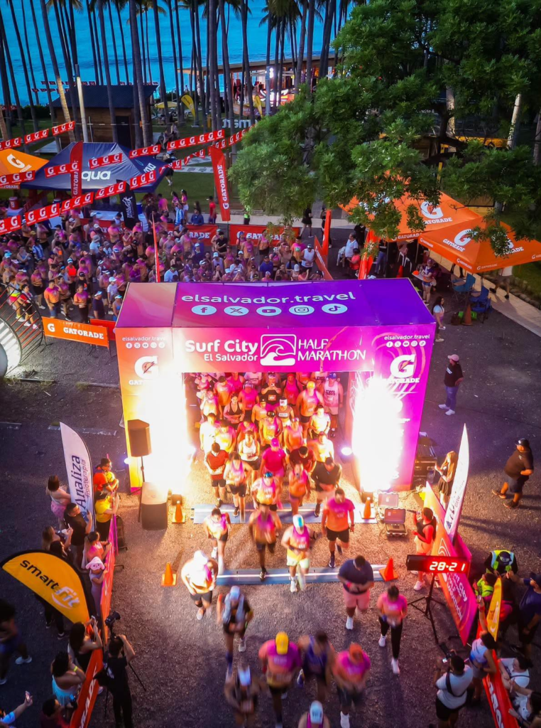 Cientos de corredores se reúnen en Punta Roca para disputar el Surf City El Salvador Half Marathon 2 image 346