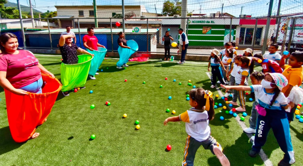 El Festival del Juego reúne a miles de niños y sus familias en jornadas de recreación en Usulután y Santa Ana 3 image 357