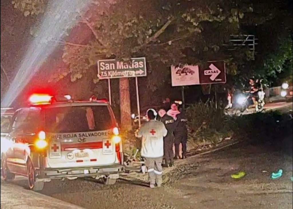 Dos adolescentes resultan gravemente heridos tras chocar en motocicleta contra un microbús en Quezaltepeque 1 image 360