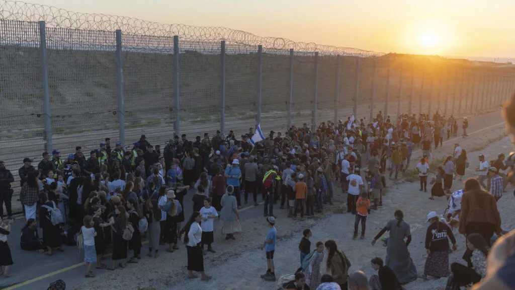 Manifestantes israelíes marchan hacia la frontera con Gaza para exigir la repoblación judía del territorio 1 image 366