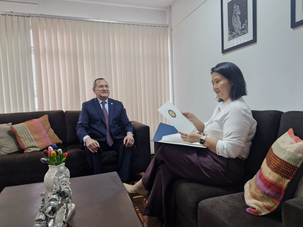 La presidenta electa de Perú, Keiko Fujimori sostiene encuentro diplomático en la Embajada de El Salvador para estrechar lazos bilaterales 1 image 424