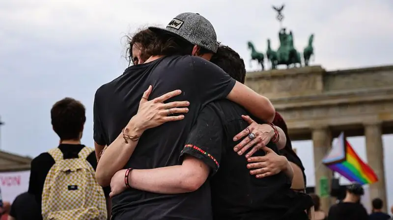 Policía de Berlín abate al sospechoso del atentado extremista en la Marcha del Orgullo 2 image 467