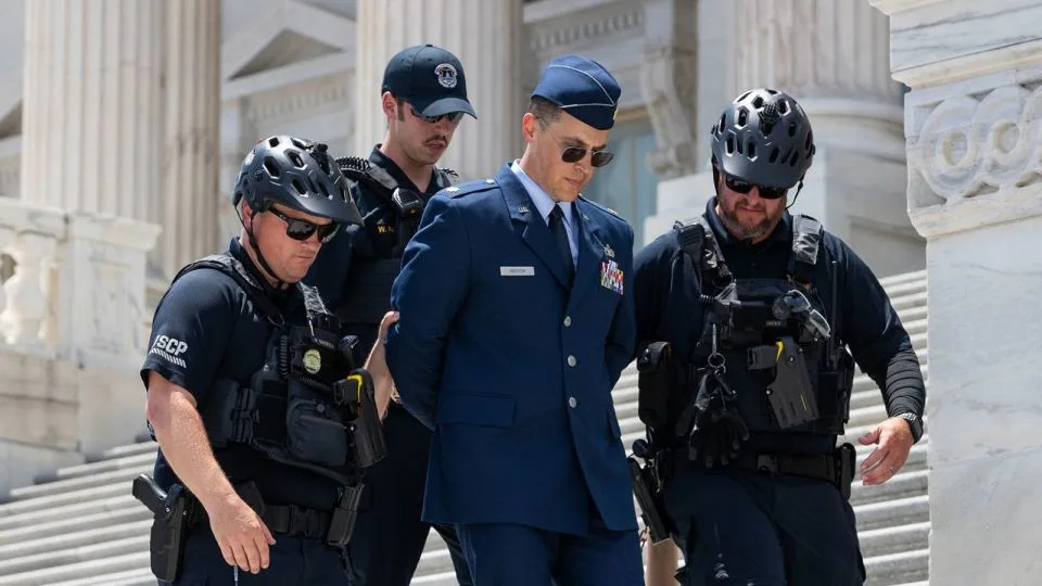 Arrestan a un mayor de la Fuerza Aérea tras exigir el juicio político de Donald Trump en el Capitolio 1 image 72