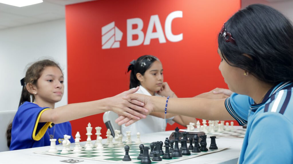 Cuatro estudiantes salvadoreños representarán al país en Colombia tras destacar en el Torneo Final Intercolegial de Ajedrez 3 1000180301