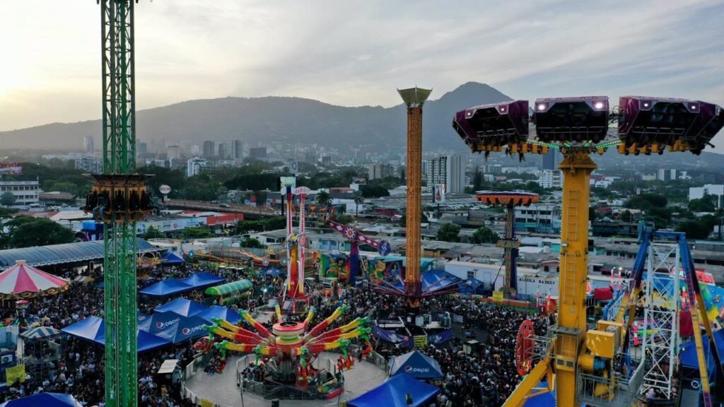 Sívarland se despide de las Fiestas Agostinas 2026 con un multitudinario concierto de Los Hermanos Flores 3 DFASDFASDDSF