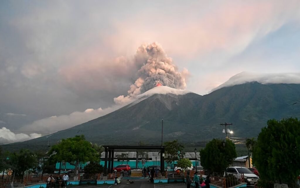 Guatemala declara alerta roja y evacúa a cientos de personas por la erupción del Volcán de Fuego 1 DFASDFASFASDFASDF