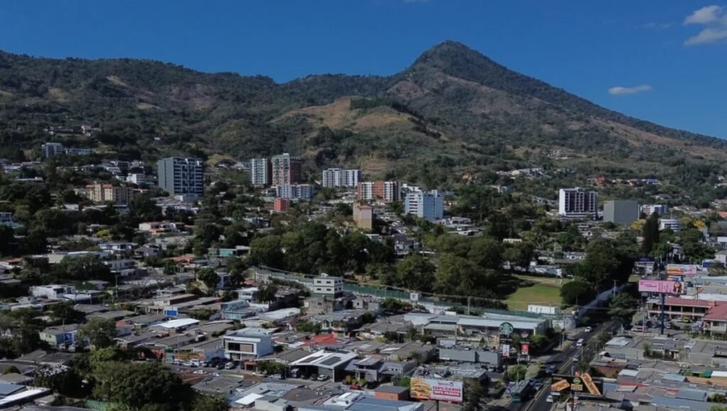 El Salvador experimenta una histórica transformación económica impulsada por la caída drástica del crimen 1 catsdfasd