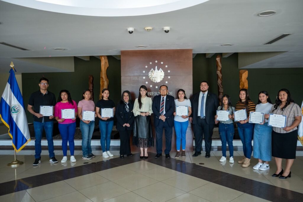 Entregan becas universitarias a jóvenes residentes en zonas delimitadas por la sentencia de 1992 1 catsdfsf