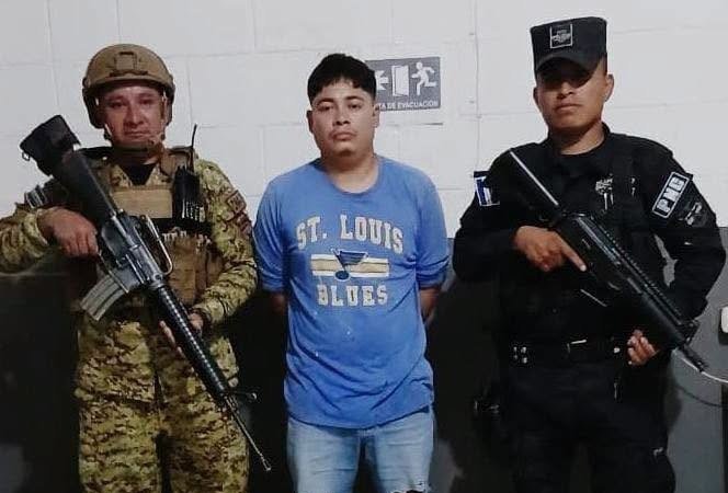 Policía captura a un peligroso pandillero que viajaba en un vehículo con placas guatemaltecas 1 catsdsfads