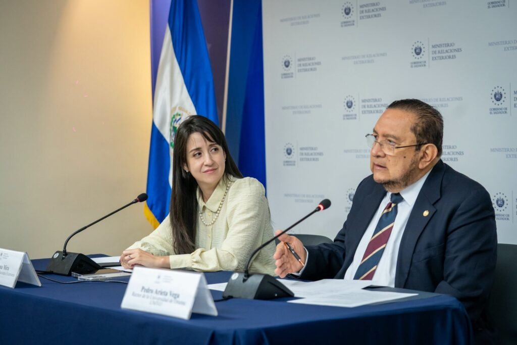 Entregan becas universitarias a jóvenes residentes en zonas delimitadas por la sentencia de 1992 2 catsfsasasf