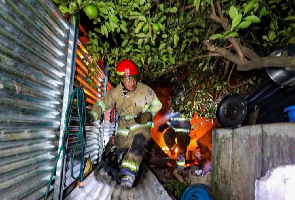 Bomberos sofocan incendio y evitan que las llamas alcancen viviendas aledañas en Lourdes 1 fdsfsdfsdf