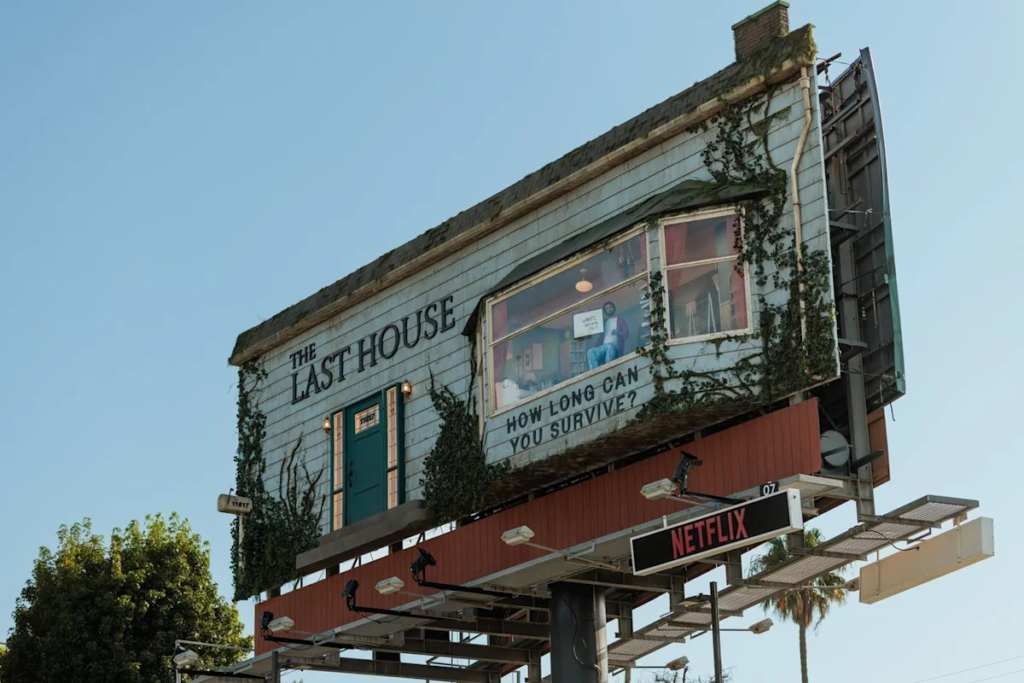 Netflix causa revuelo en Los Ángeles con una claustrofóbica valla publicitaria en vivo 1 image 140