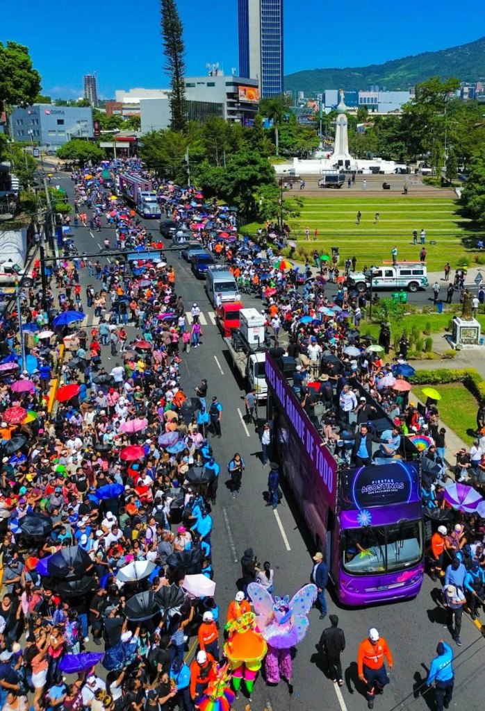 San Salvador da inicio a las Fiestas Agostinas con la tradicional alborada y un multitudinario Desfile del Correo 7 image 18