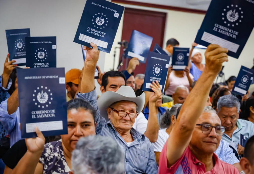 Gobierno entrega escrituras de propiedad a 149 familias afectadas por la Corporación Argoz 1 image 204