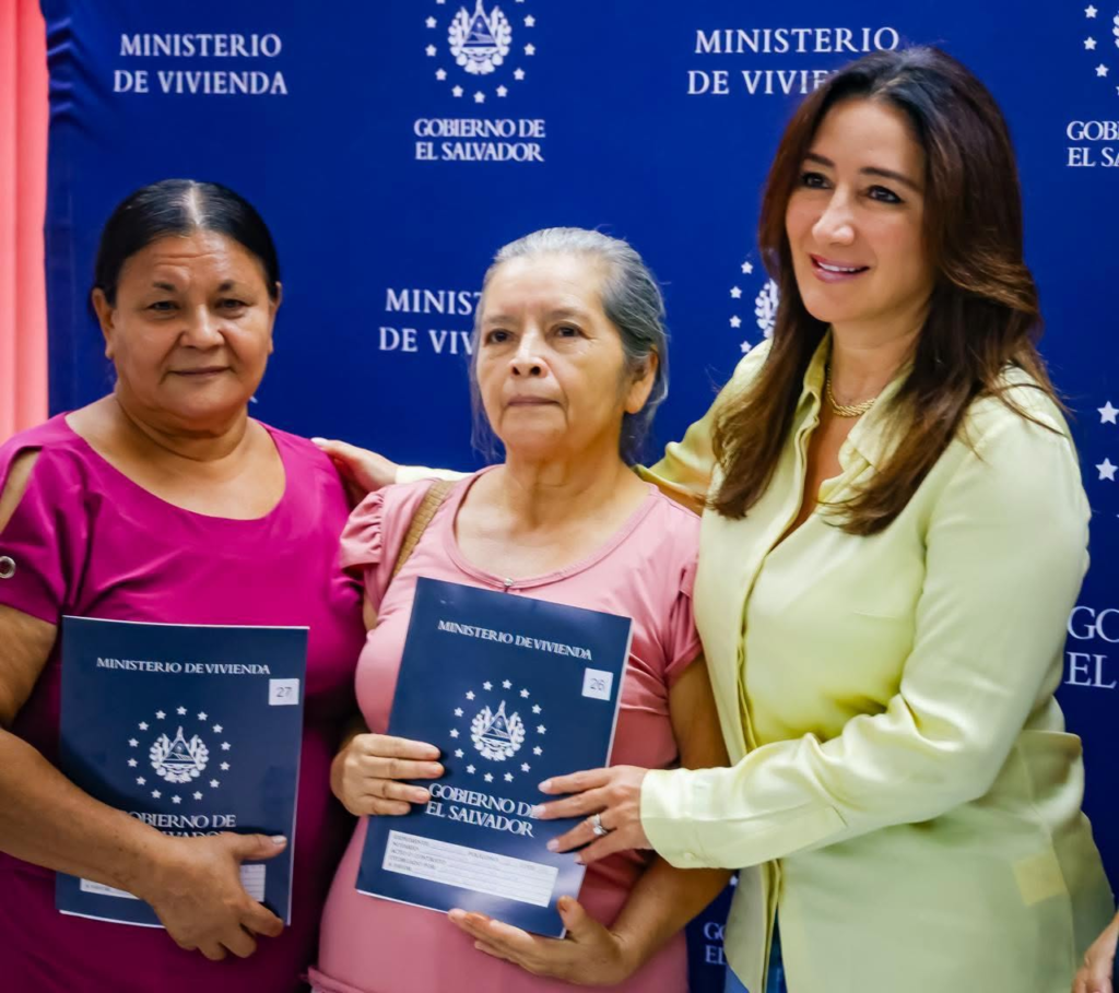 Gobierno entrega escrituras de propiedad a 149 familias afectadas por la Corporación Argoz 2 image 205