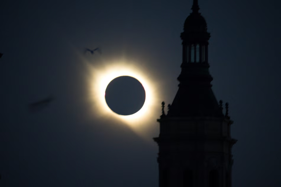 España contempla un eclipse solar histórico entre el pánico y la ciencia 2 image 230