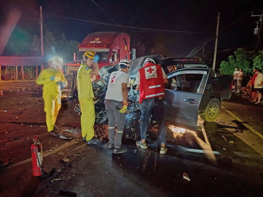 Grave choque entre un pickup y una rastra deja un lesionado en la carretera Troncal del Norte 1 image 241