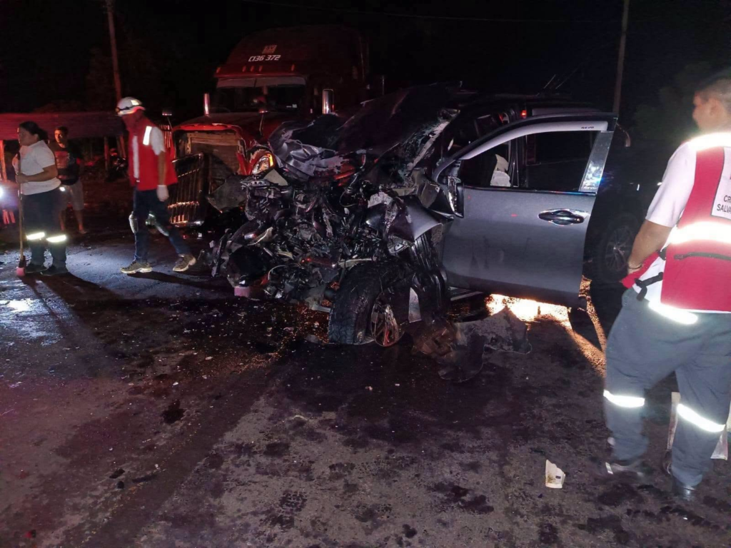 Grave choque entre un pickup y una rastra deja un lesionado en la carretera Troncal del Norte 2 image 242