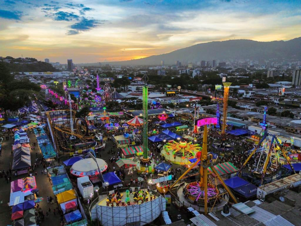 Juegos mecánicos y música en vivo marcan el vibrante inicio de las atracciones en Sívarland 2 image 27
