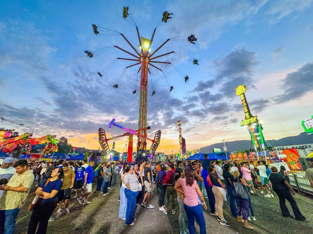 Juegos mecánicos y música en vivo marcan el vibrante inicio de las atracciones en Sívarland 3 image 28